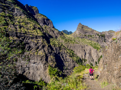 Wandern durch Gebirge von Reunion