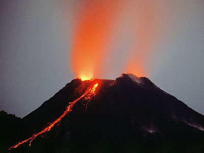 Ein aktiver Vulkan in Costa Rica spuckt Lava und Rauch in den Nachthimmel