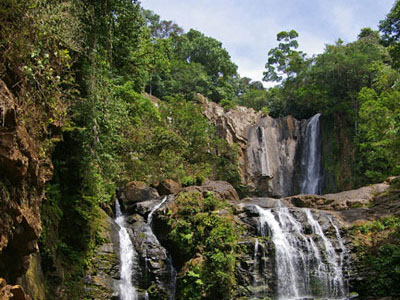 Ein malerischer Wasserfall inmitten üppiger grüner Vegetation in Costa Rica