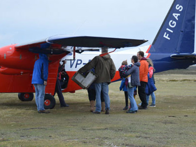 Passagiere steigen in ein kleines FIGAS-Flugzeug auf den Falklandinseln ein